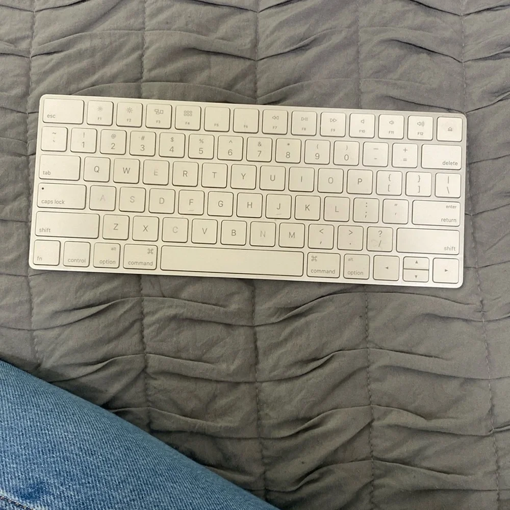 APPLE KEYBOARD - Picture 1 of 2